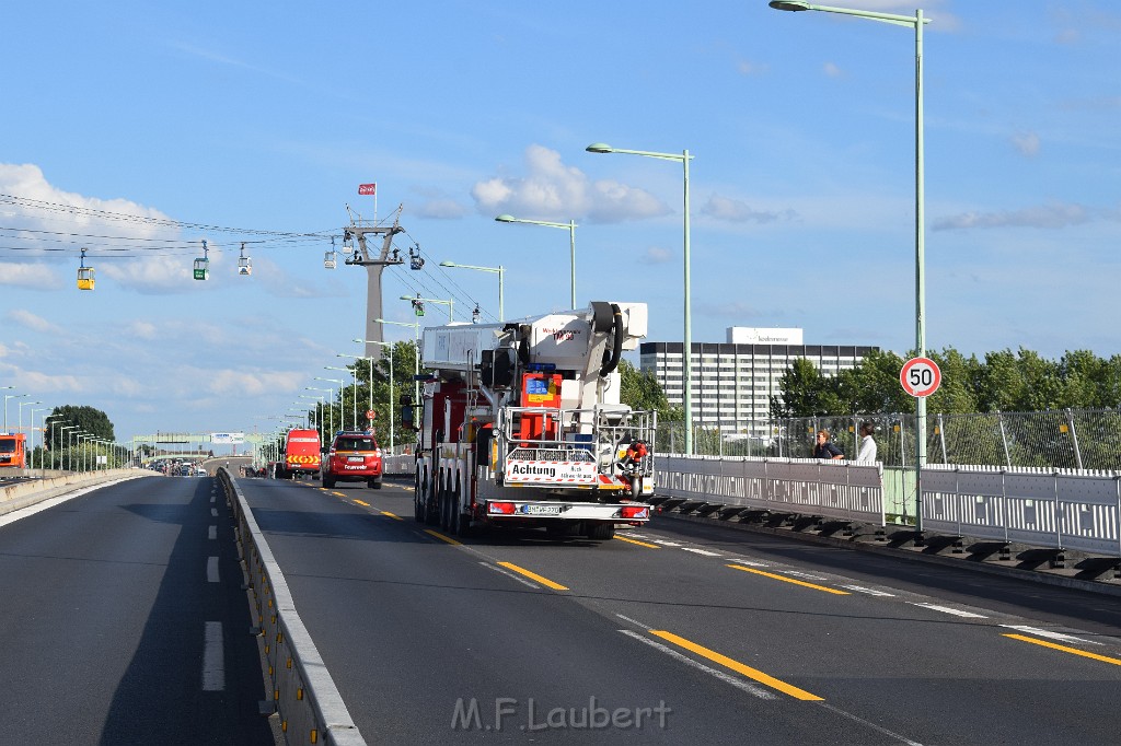 Koelner Seilbahn Gondel blieb haengen Koeln Linksrheinisch P504.JPG